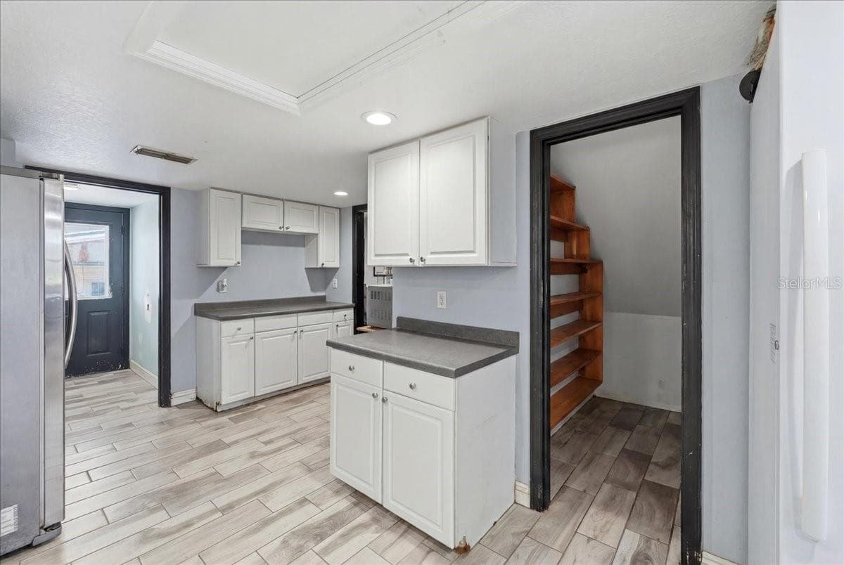 14445 COMMONWEALTH AVENUE — photo 12 of 45