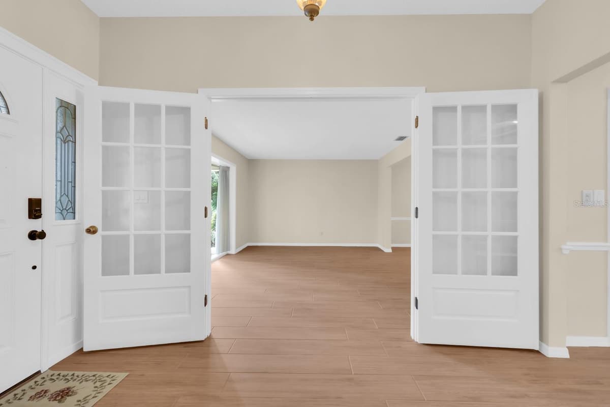 112 FOREST PARK COURT — photo 15 of 52