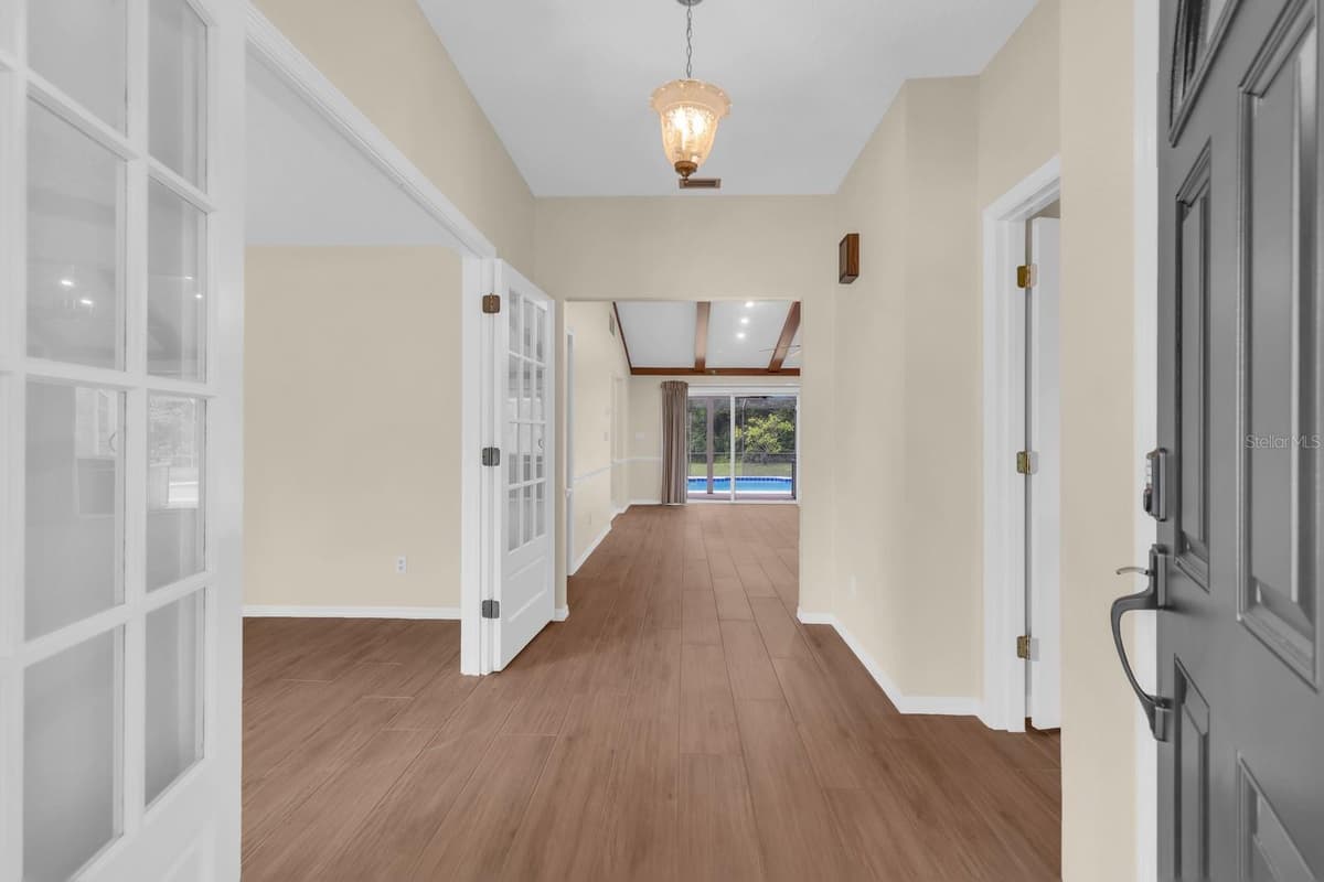 112 FOREST PARK COURT — photo 13 of 52