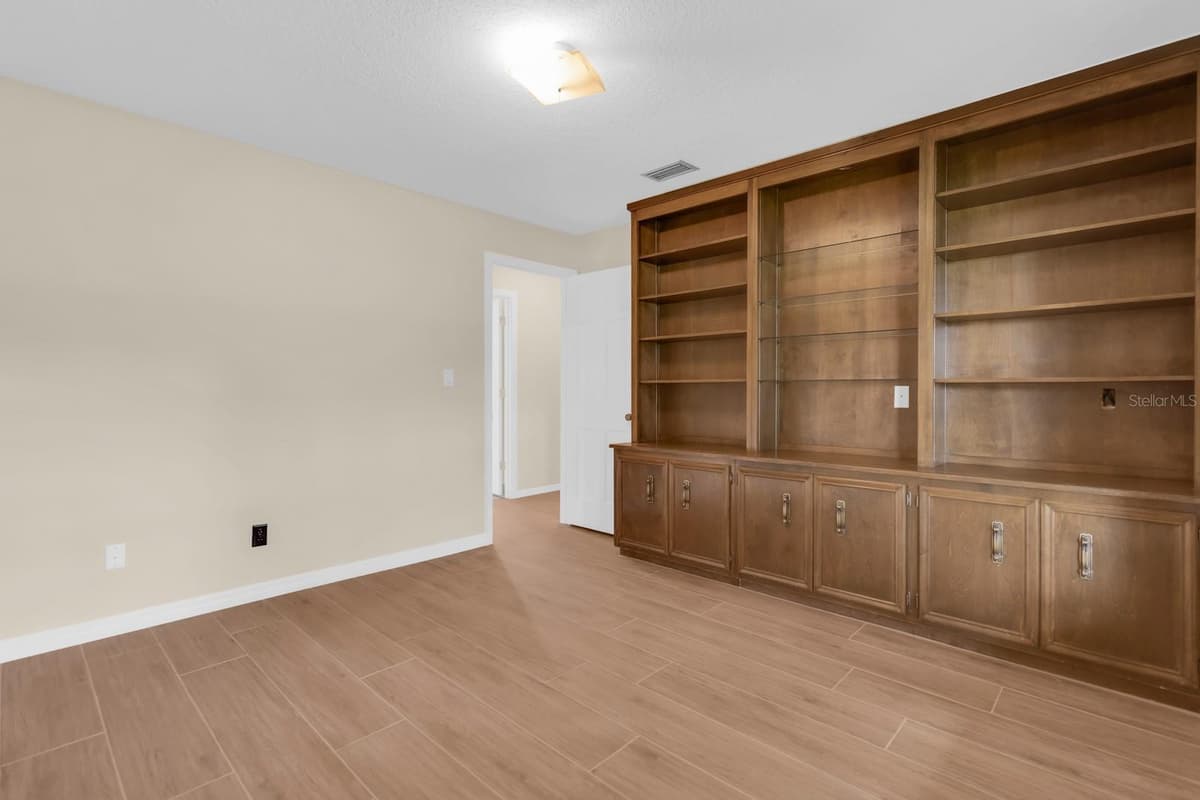 112 FOREST PARK COURT — photo 34 of 52