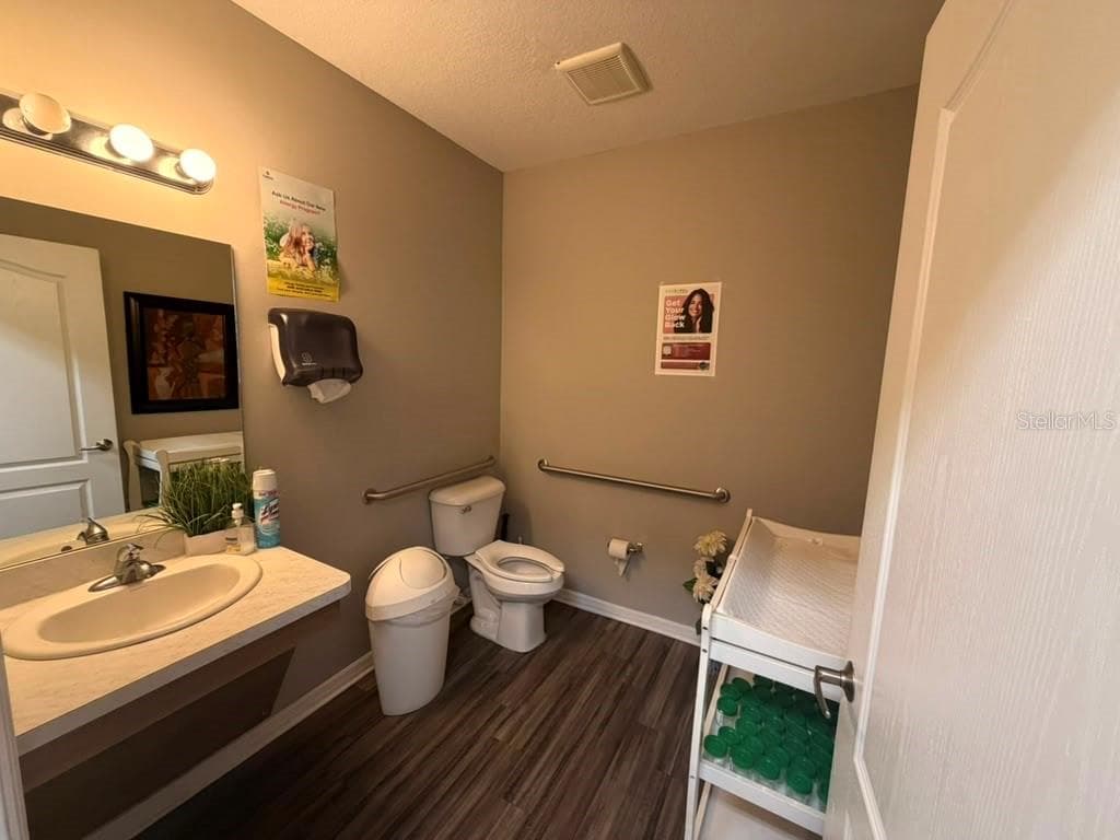 3200 HILLSDALE LANE — photo 16 of 18