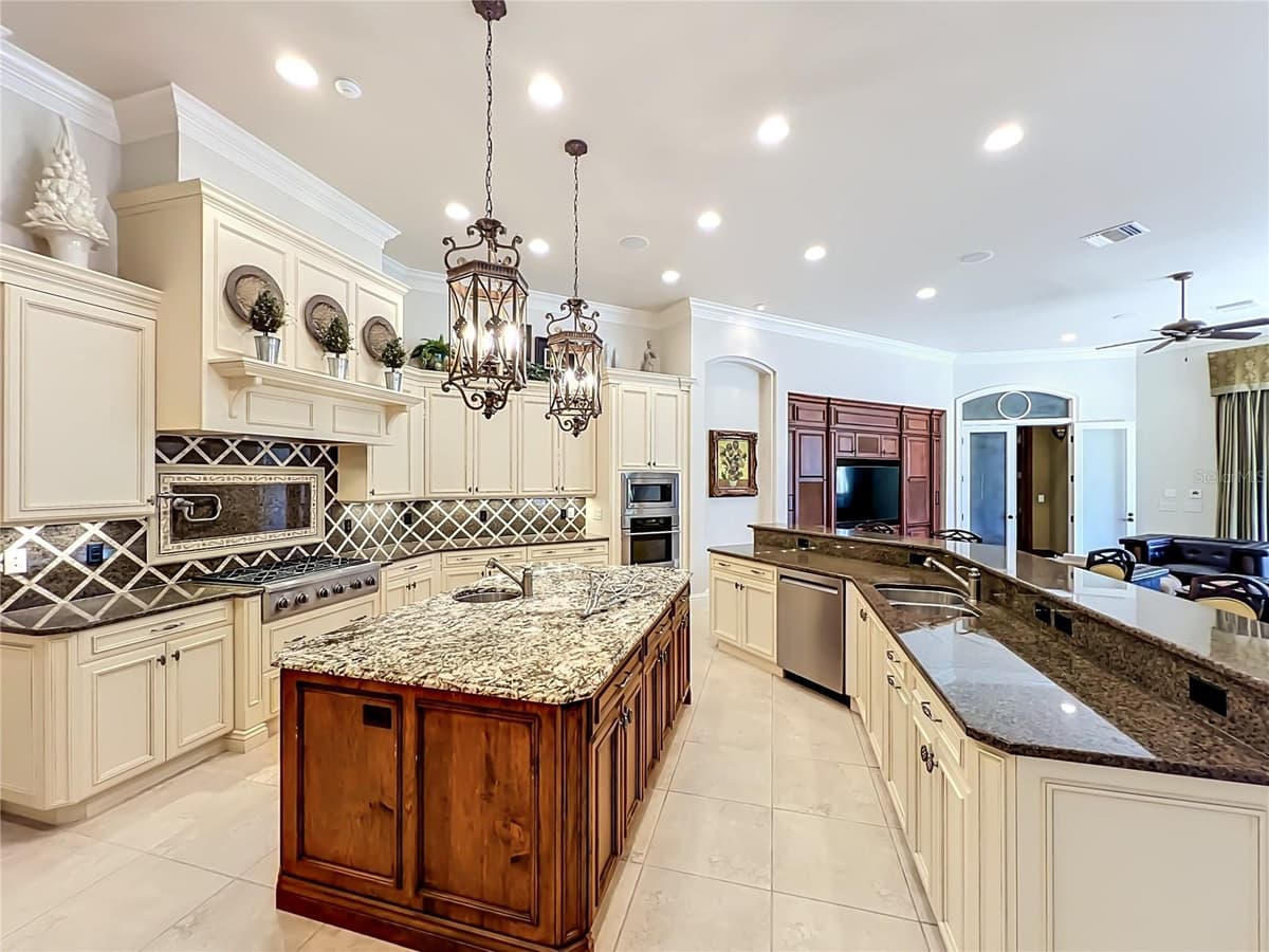 16028 PENDIO DRIVE — photo 14 of 100