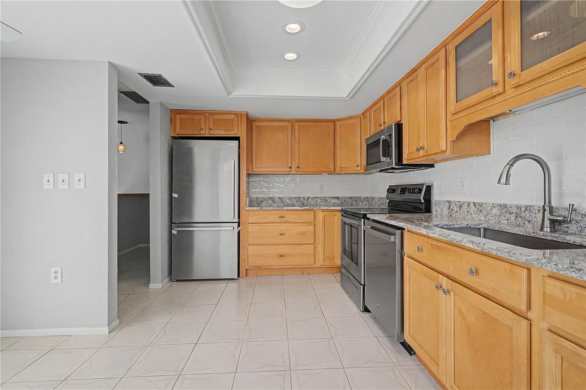 75 POOLE PLACE — photo 9 of 55