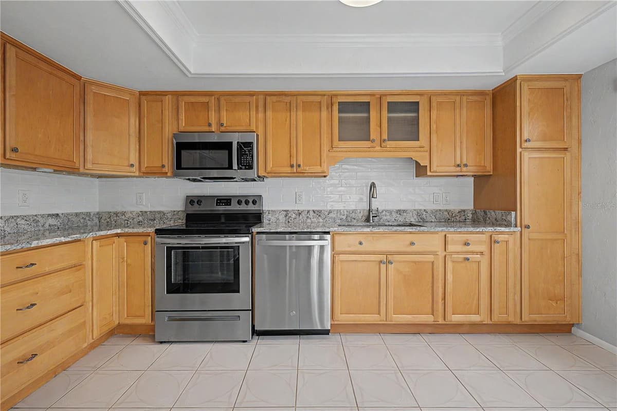 75 POOLE PLACE — photo 7 of 55