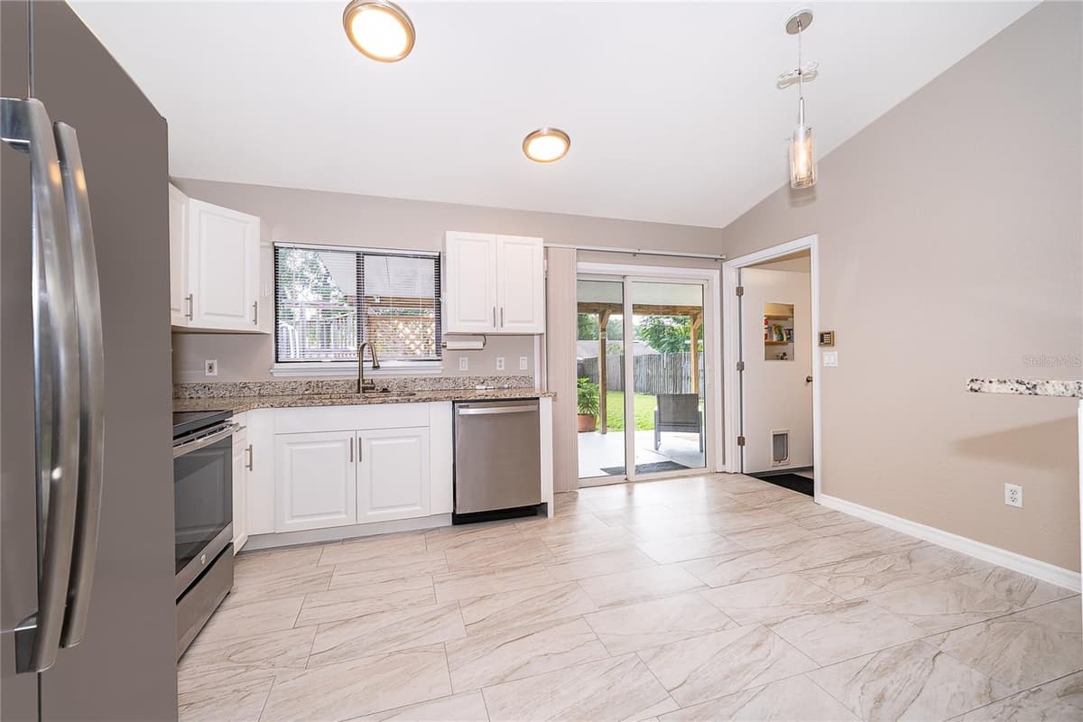 15 BULOVA DRIVE — photo 7 of 34