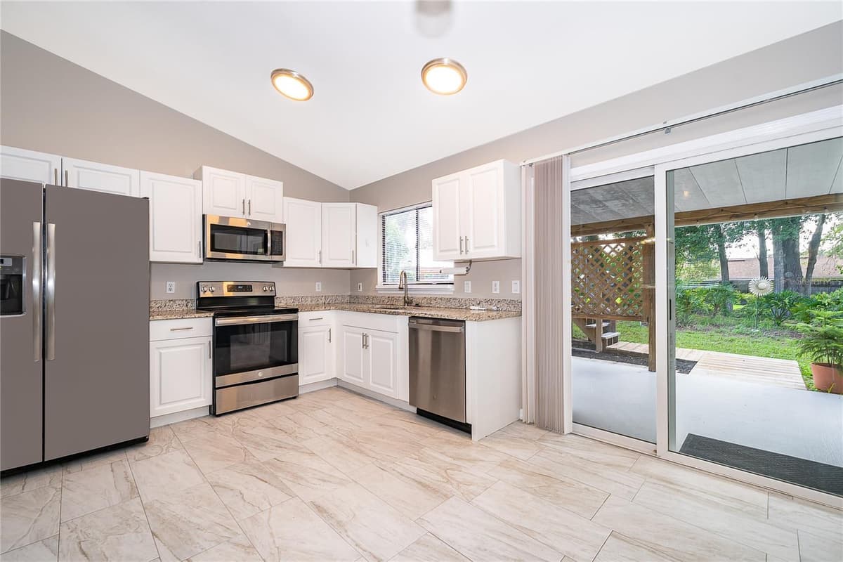 15 BULOVA DRIVE — photo 9 of 34