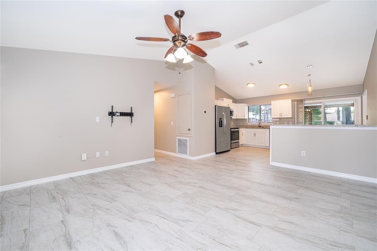 15 BULOVA DRIVE — photo 6 of 34