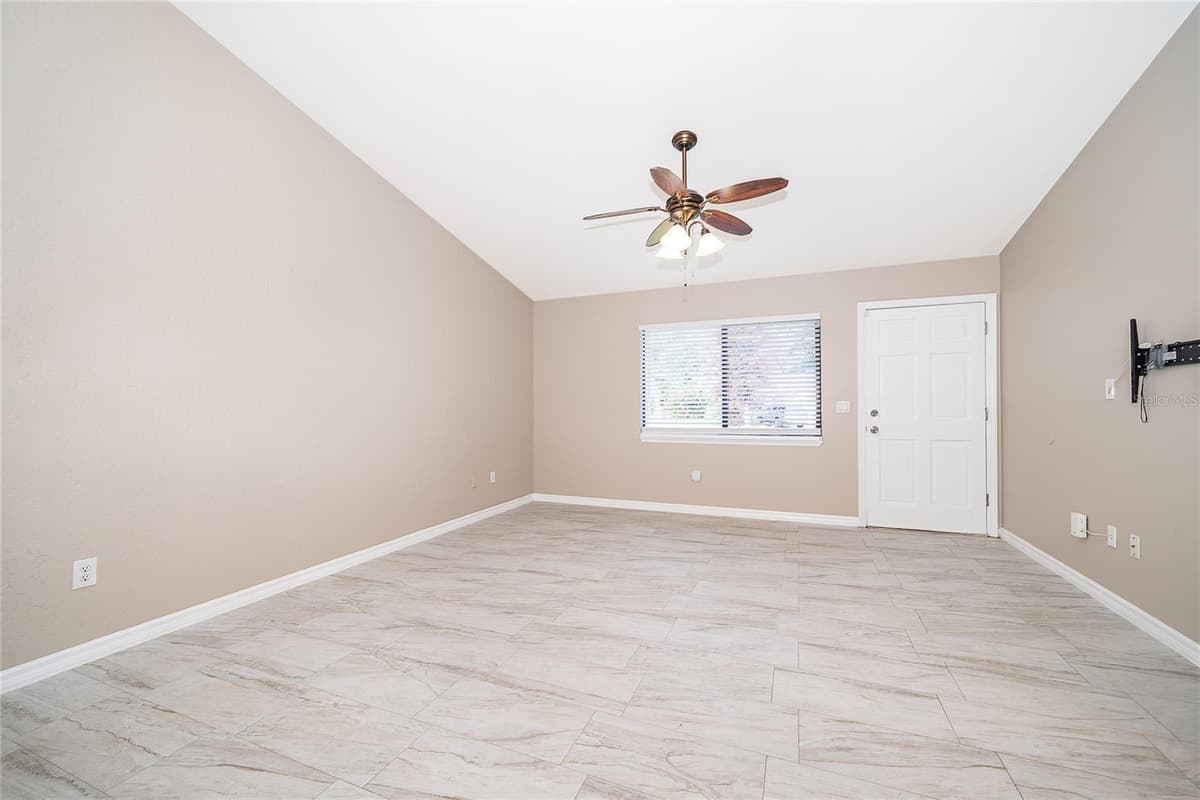 15 BULOVA DRIVE — photo 4 of 34
