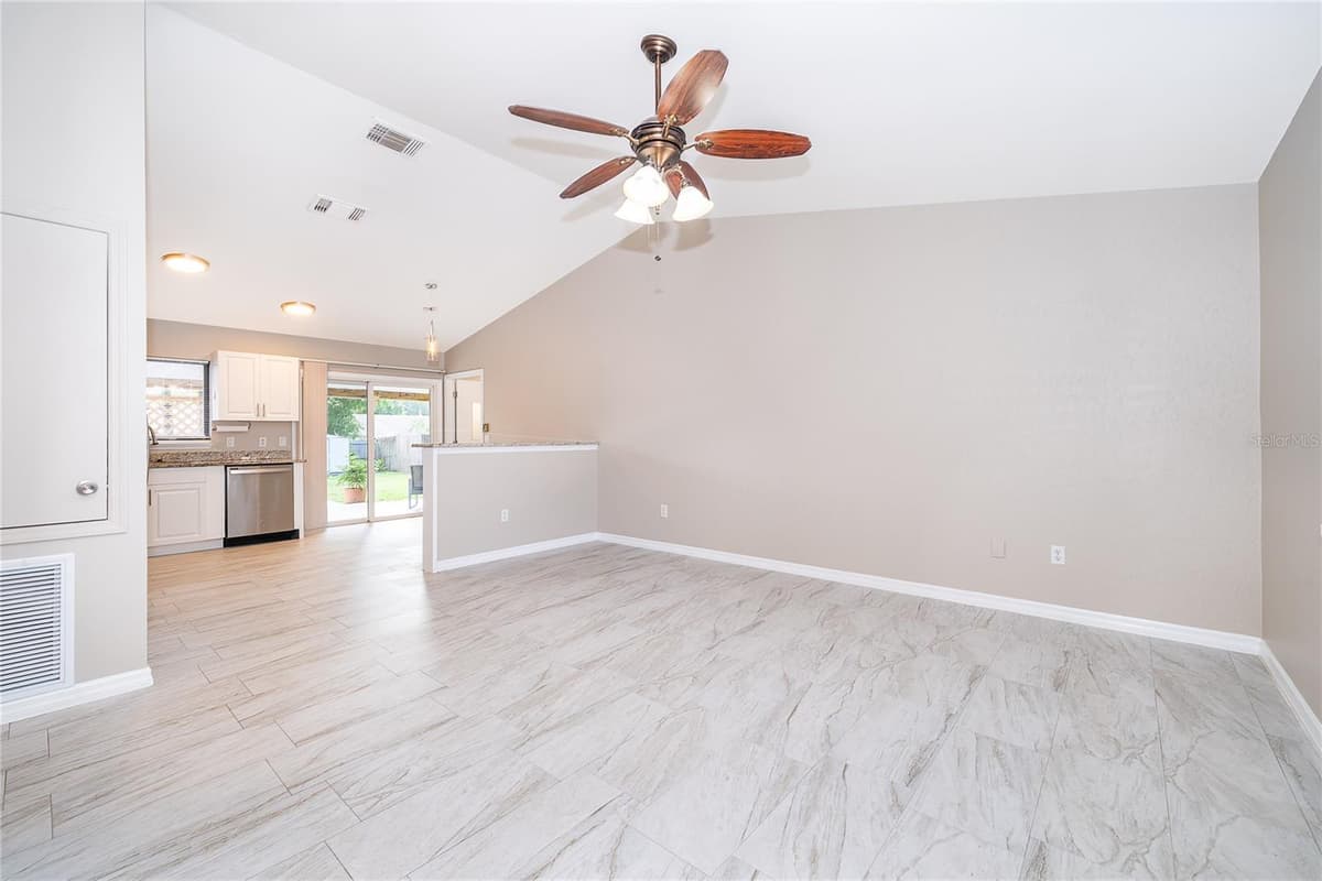 15 BULOVA DRIVE — photo 5 of 34