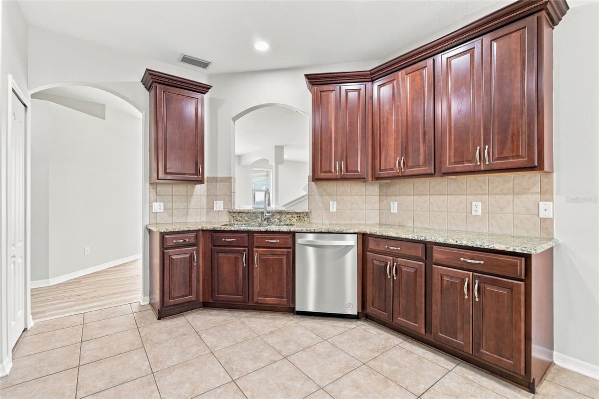 7806 GRASMERE DRIVE — photo 10 of 43