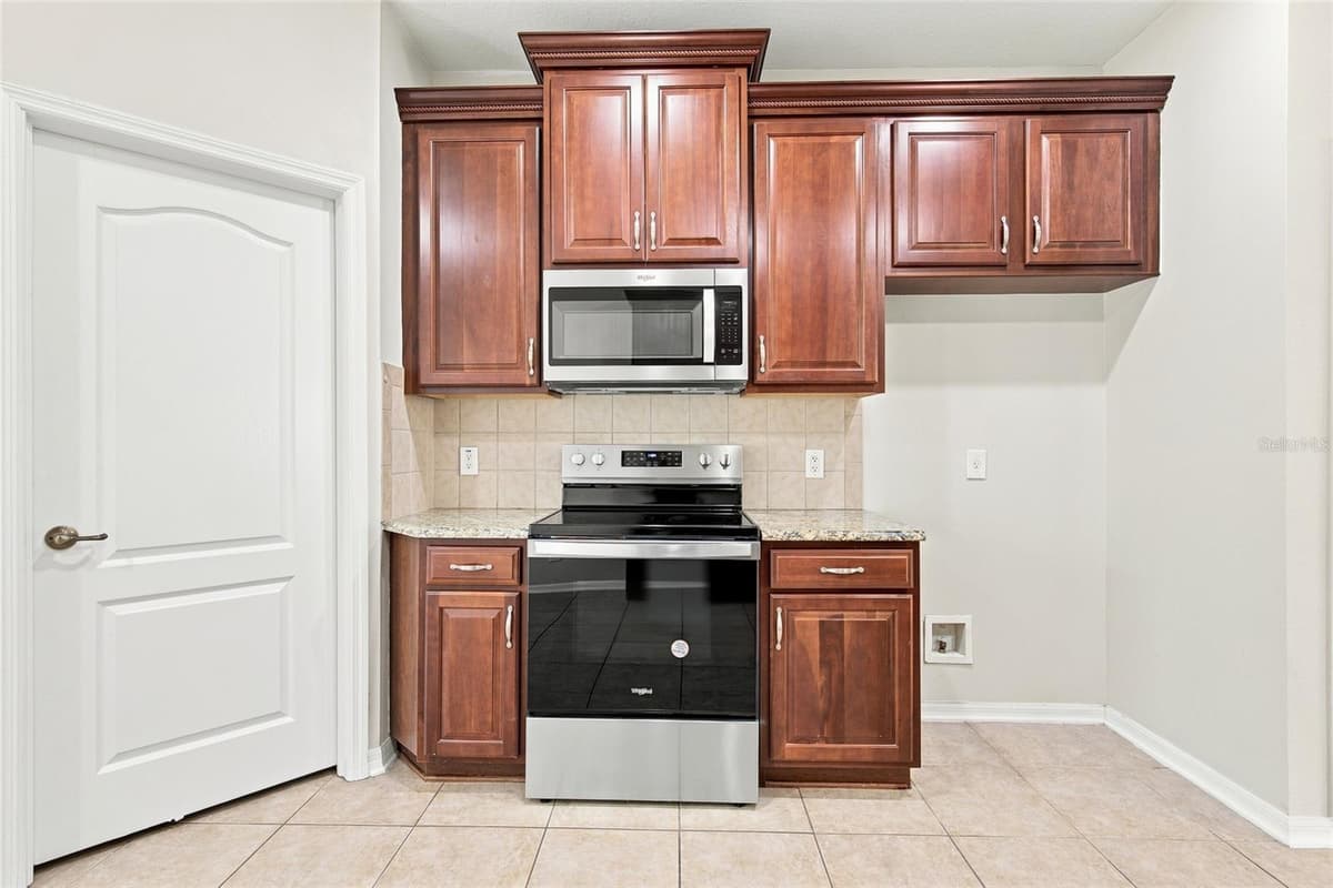 7806 GRASMERE DRIVE — photo 11 of 43