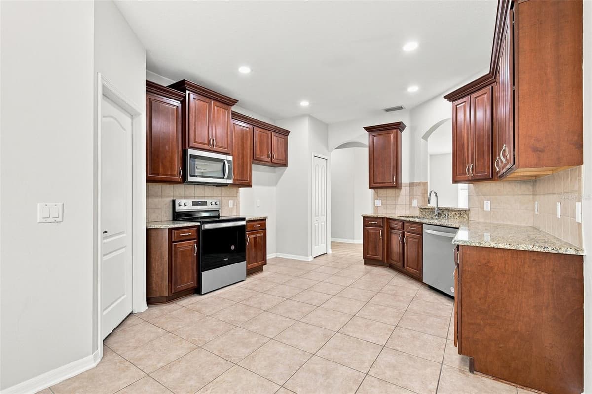 7806 GRASMERE DRIVE — photo 12 of 43