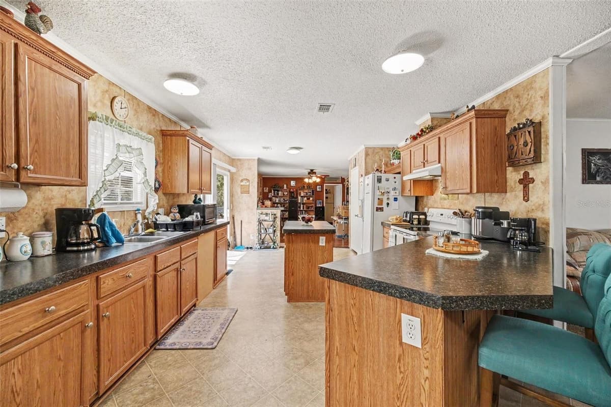 2205 HIBISCUS AVENUE — photo 7 of 20