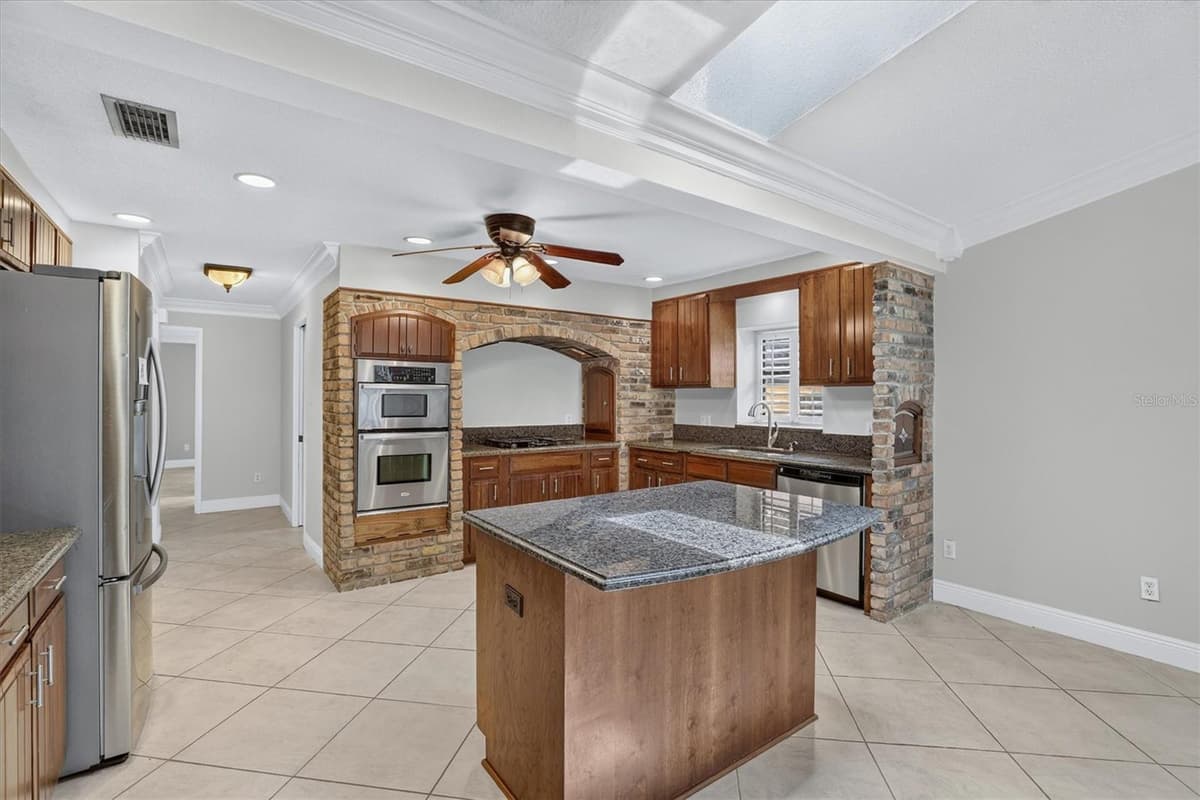 306 OAK ESTATES DRIVE — photo 2 of 70