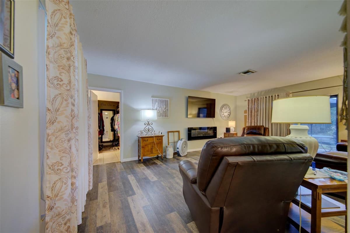 4441 CHAMBER COURT — photo 14 of 40