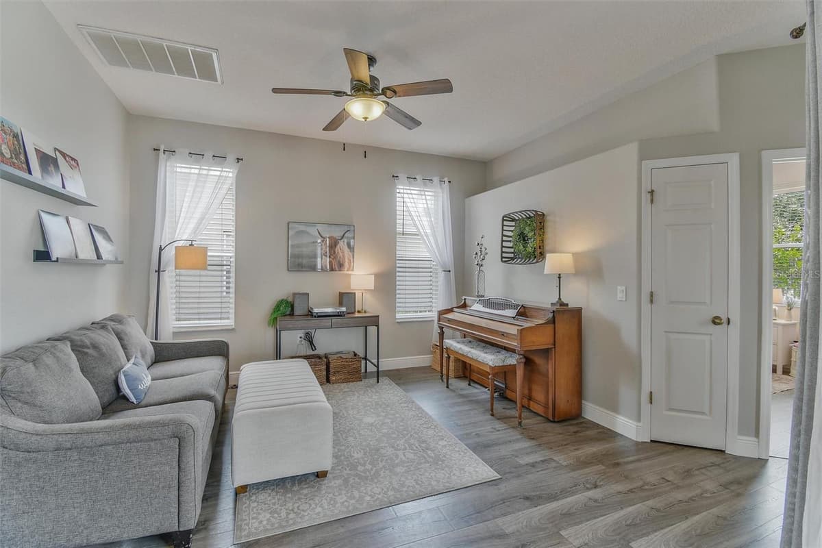 8706 LINEBROOK DRIVE — photo 9 of 41