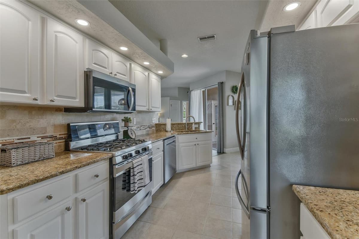 8706 LINEBROOK DRIVE — photo 14 of 41