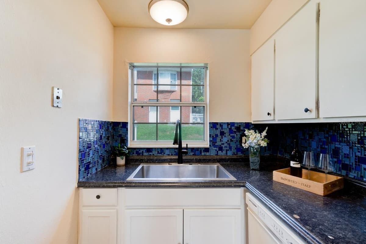 621 INDIANA AVENUE — photo 3 of 23
