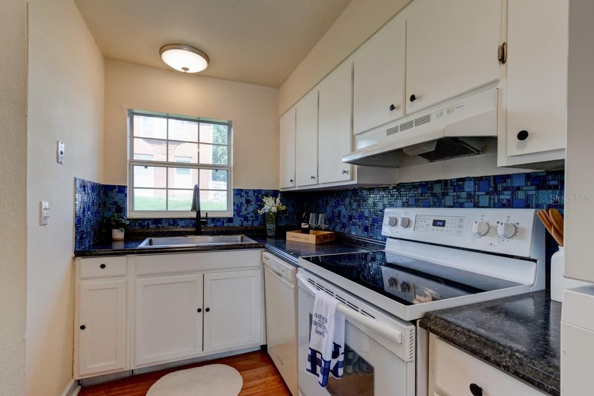 621 INDIANA AVENUE — photo 4 of 23
