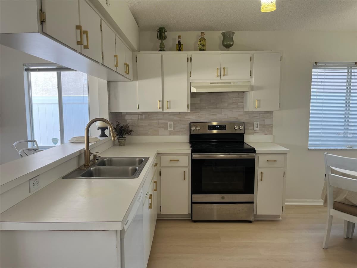 2930 SHANNON CIR — photo 9 of 15