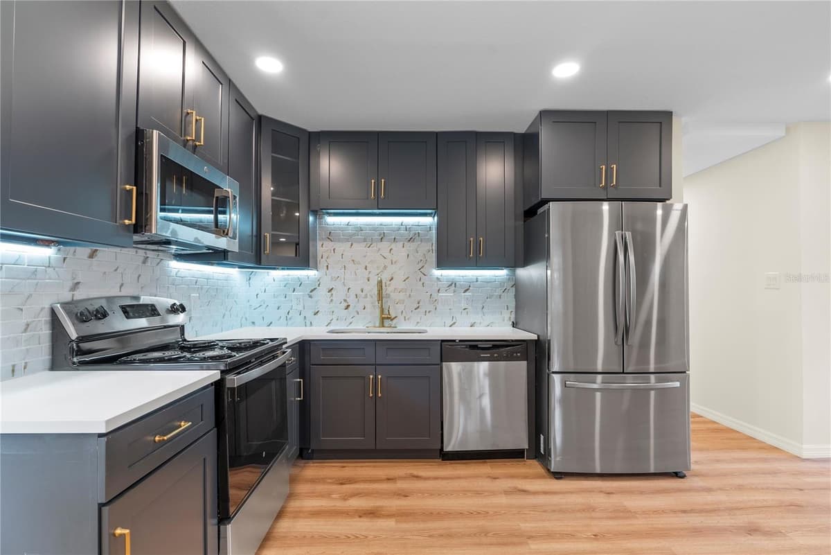 607 WALNUT DRIVE — photo 4 of 13