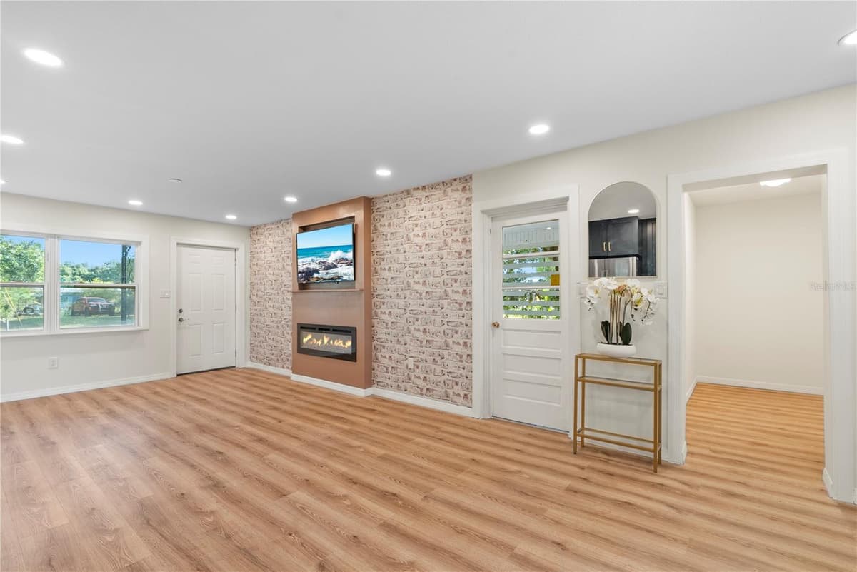 607 WALNUT DRIVE — photo 5 of 13