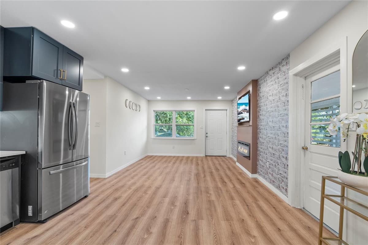 607 WALNUT DRIVE — photo 3 of 13