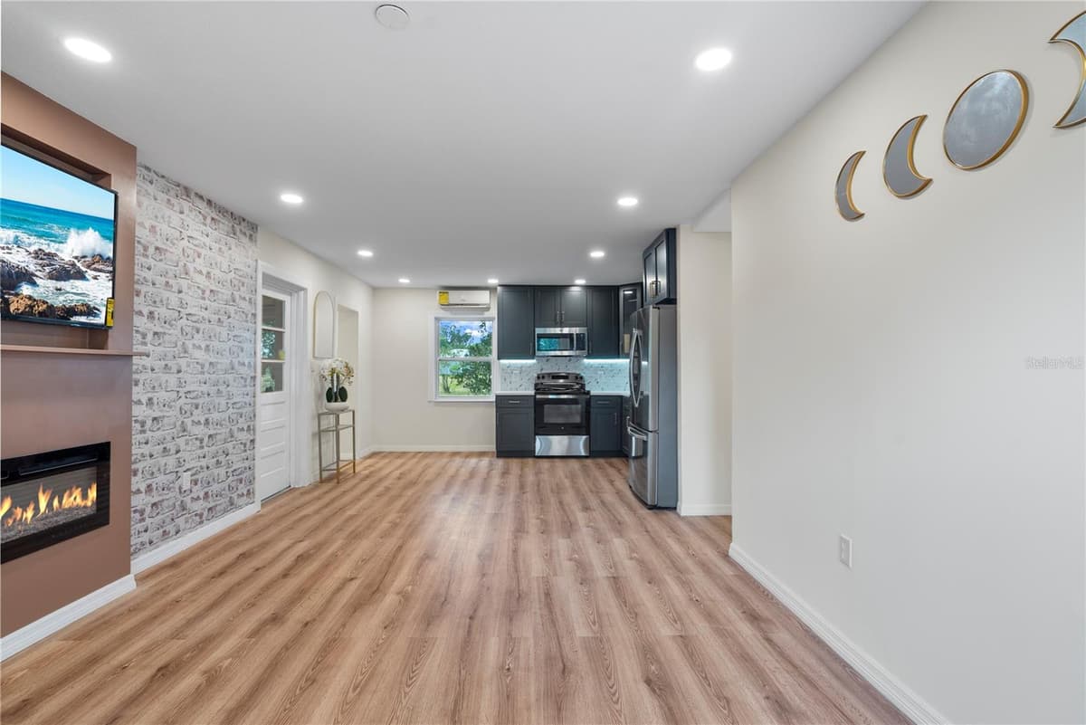 607 WALNUT DRIVE — photo 2 of 13
