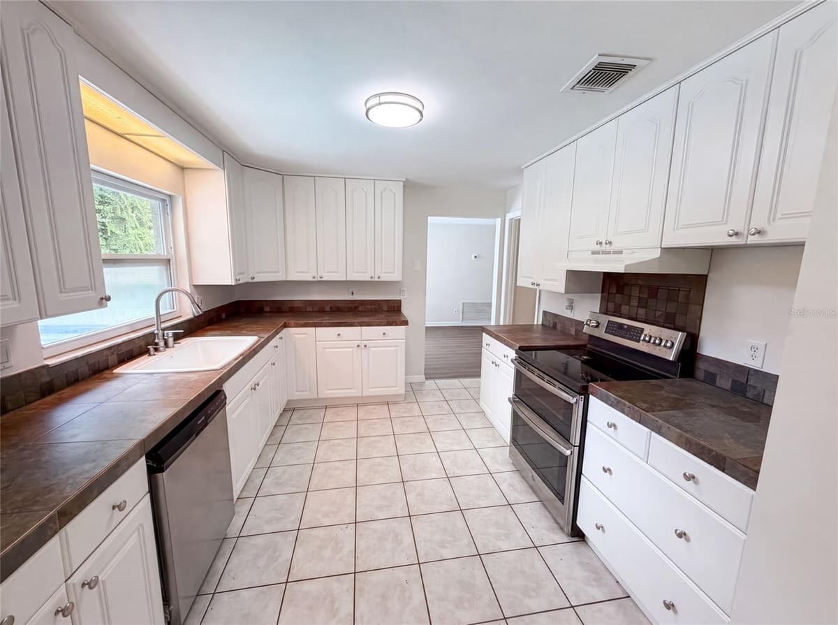 963 SEQUOIA DRIVE — photo 12 of 28