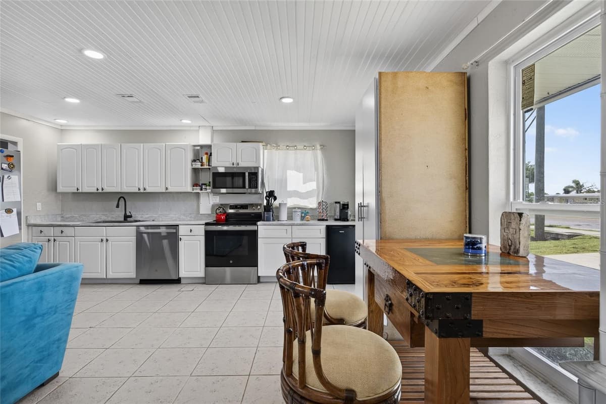 22080 MIDWAY BOULEVARD — photo 6 of 30