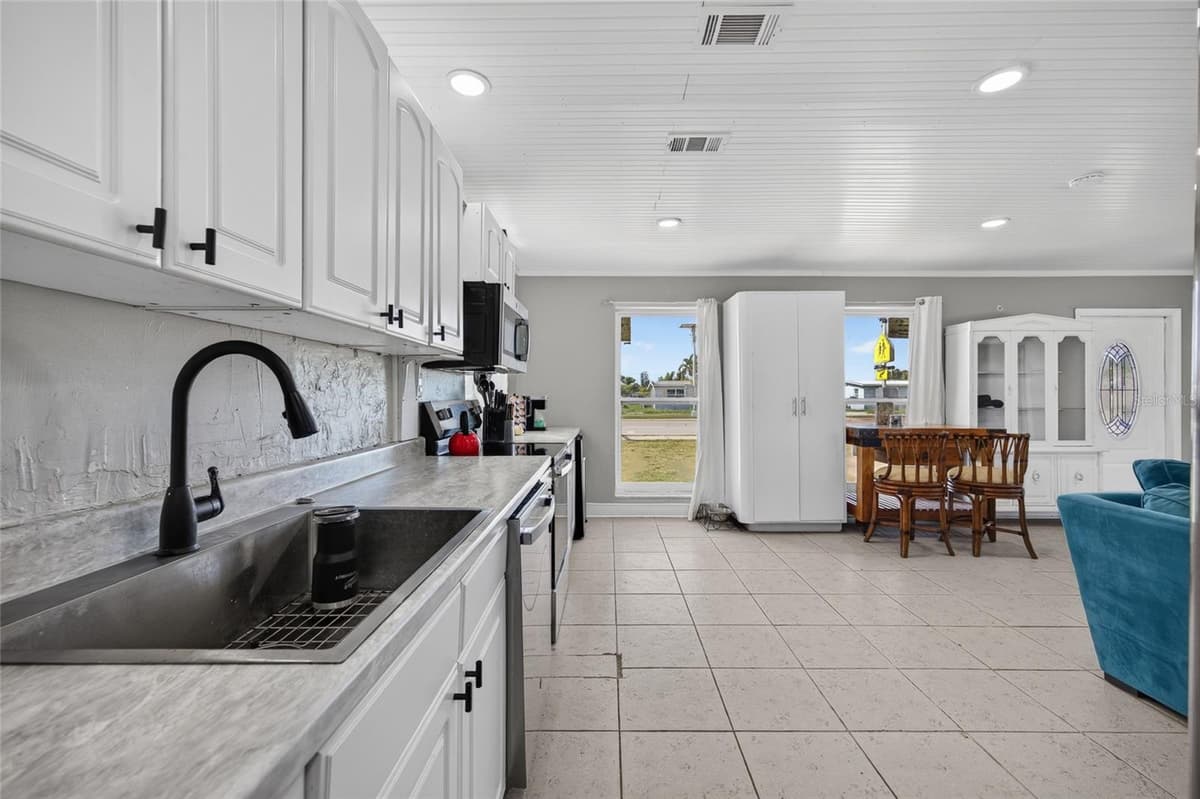 22080 MIDWAY BOULEVARD — photo 9 of 30