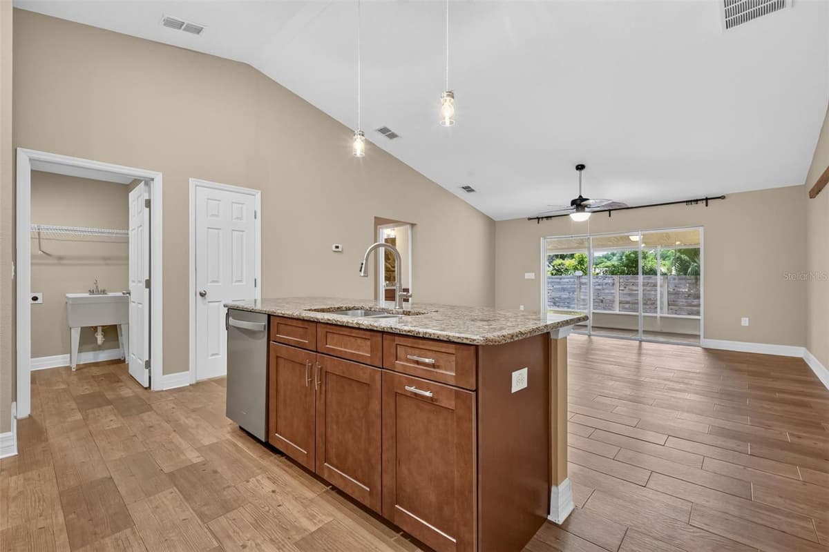 74 OAK AVENUE — photo 5 of 28