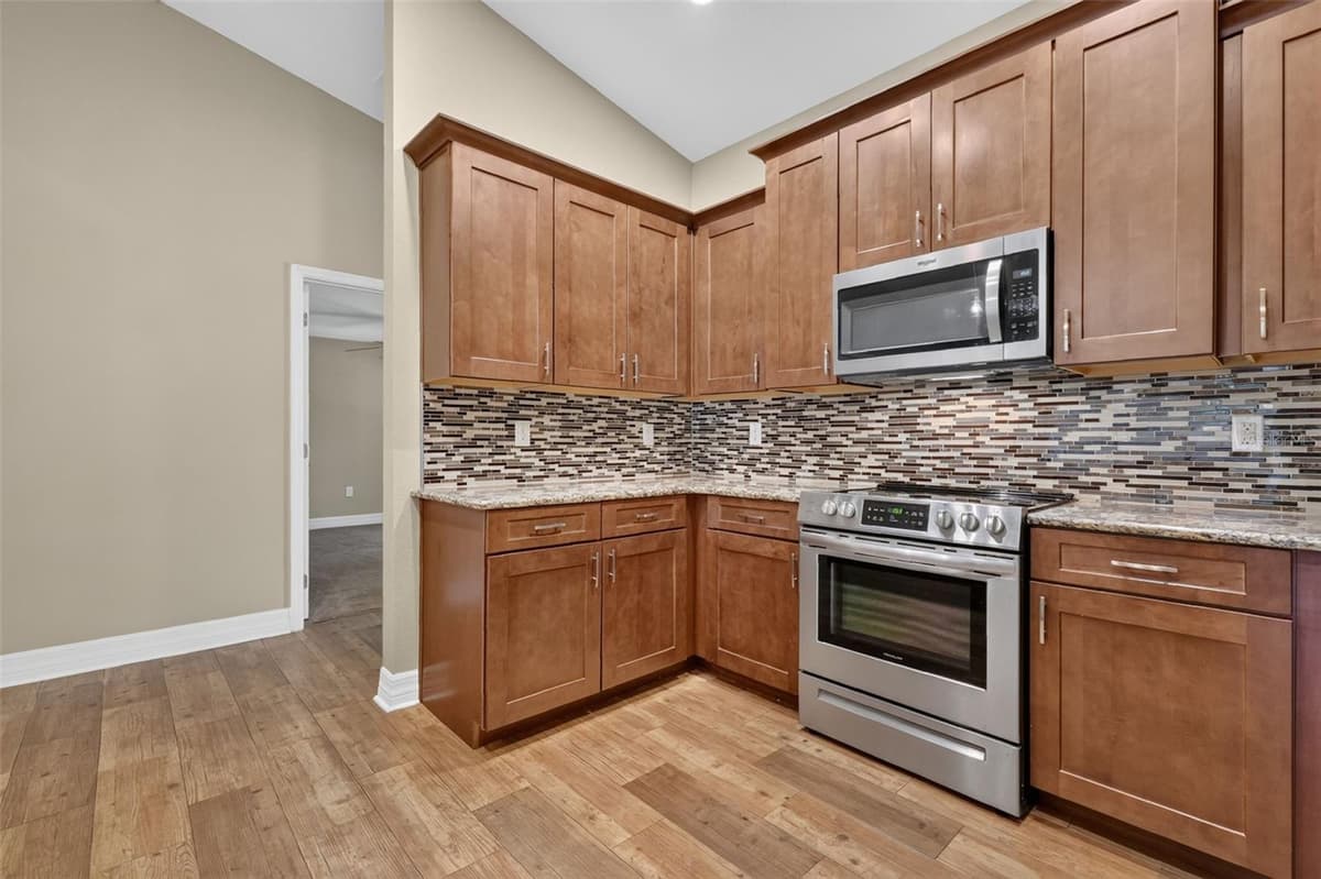 74 OAK AVENUE — photo 8 of 28