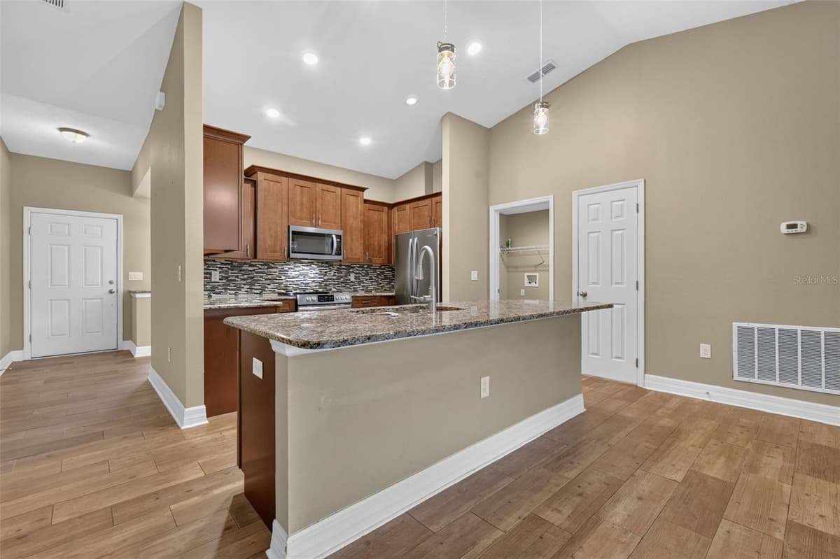 74 OAK AVENUE — photo 9 of 28