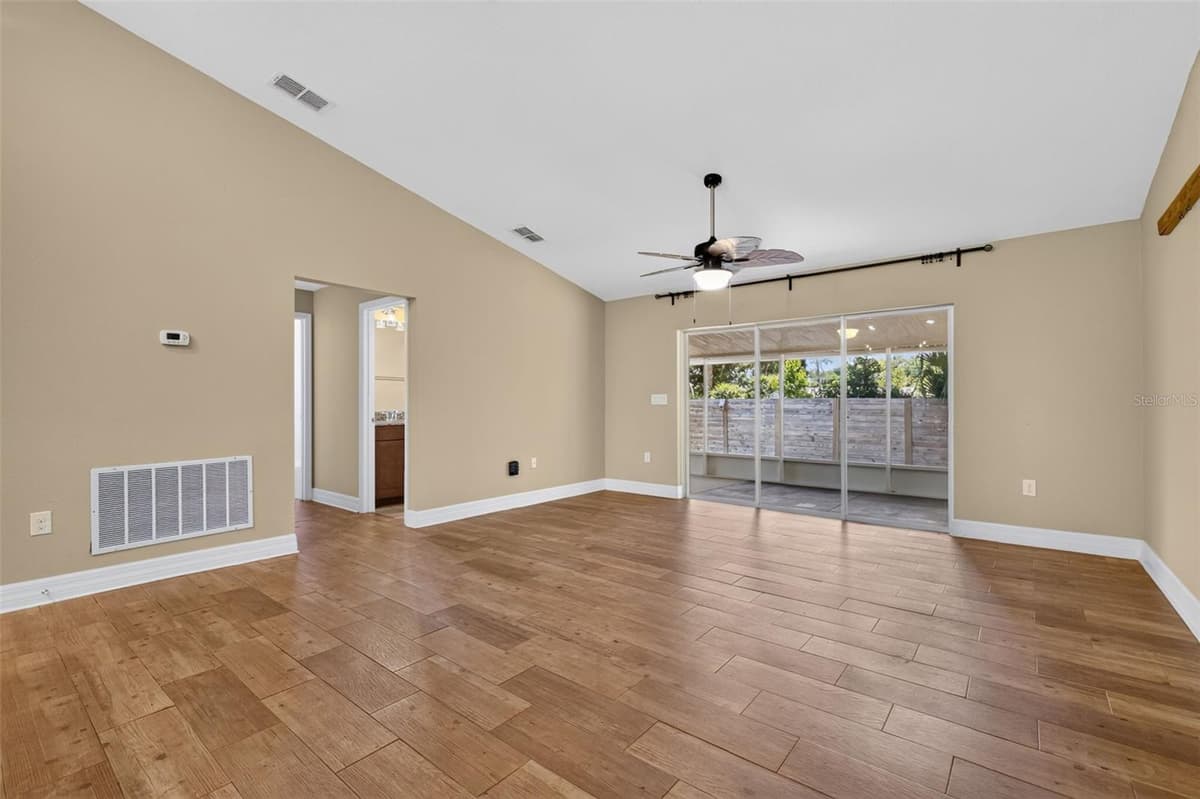 74 OAK AVENUE — photo 10 of 28