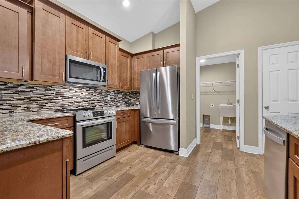 74 OAK AVENUE — photo 6 of 28