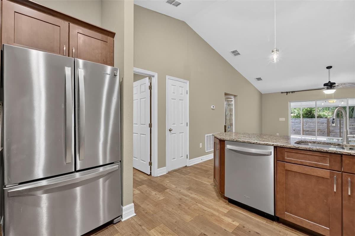 74 OAK AVENUE — photo 7 of 28