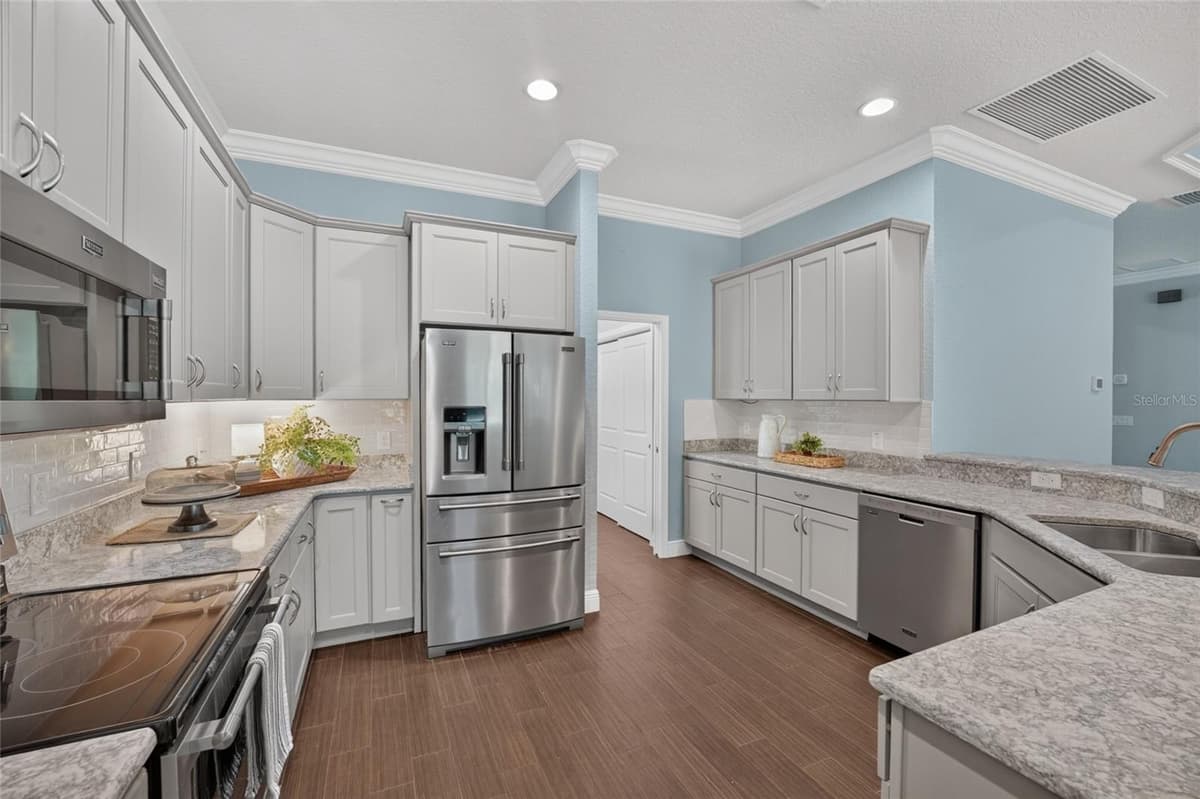 10216 JULIA ISLES AVENUE — photo 14 of 56