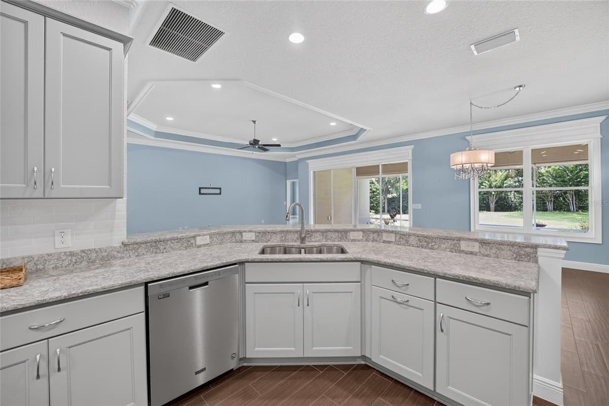 10216 JULIA ISLES AVENUE — photo 16 of 56