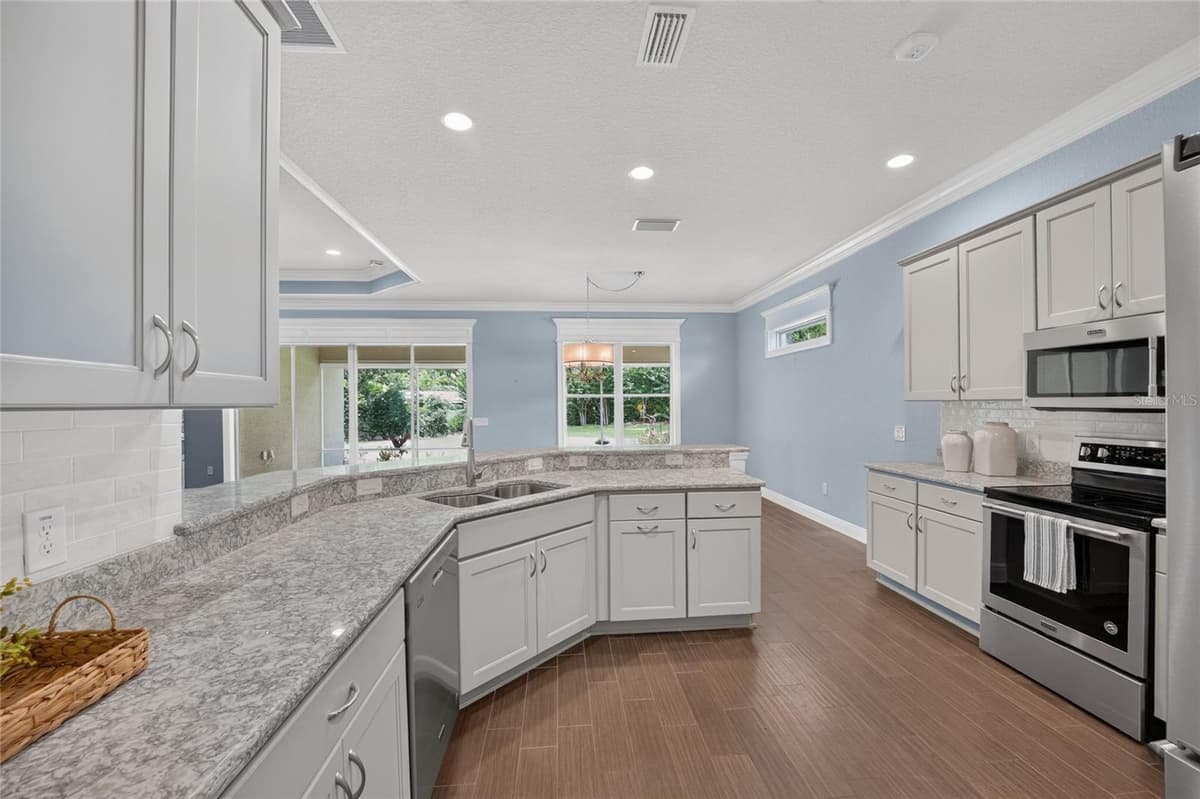 10216 JULIA ISLES AVENUE — photo 15 of 56