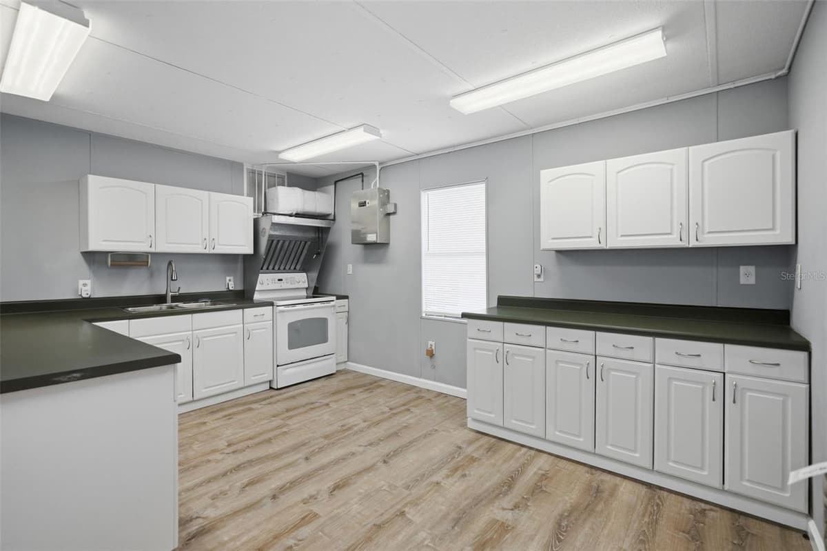 15464 CORTEZ BOULEVARD — photo 4 of 52