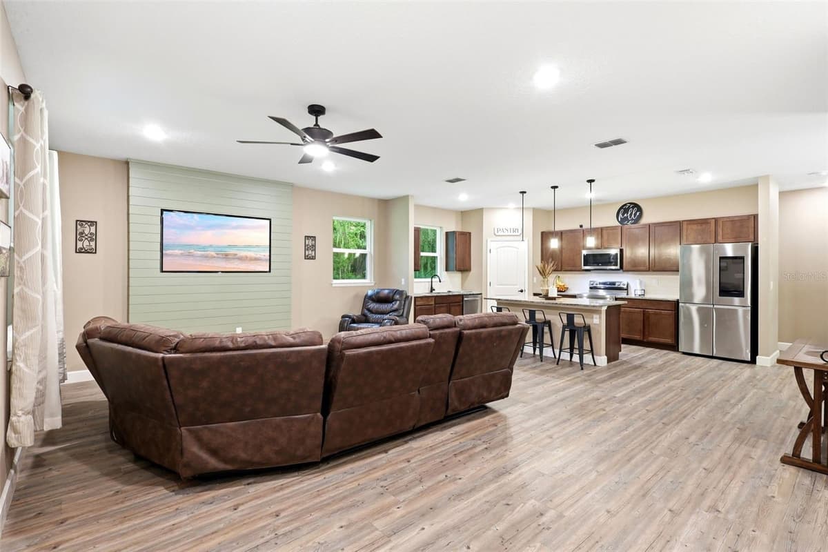 425 SPRING GARDEN AVENUE — photo 4 of 40