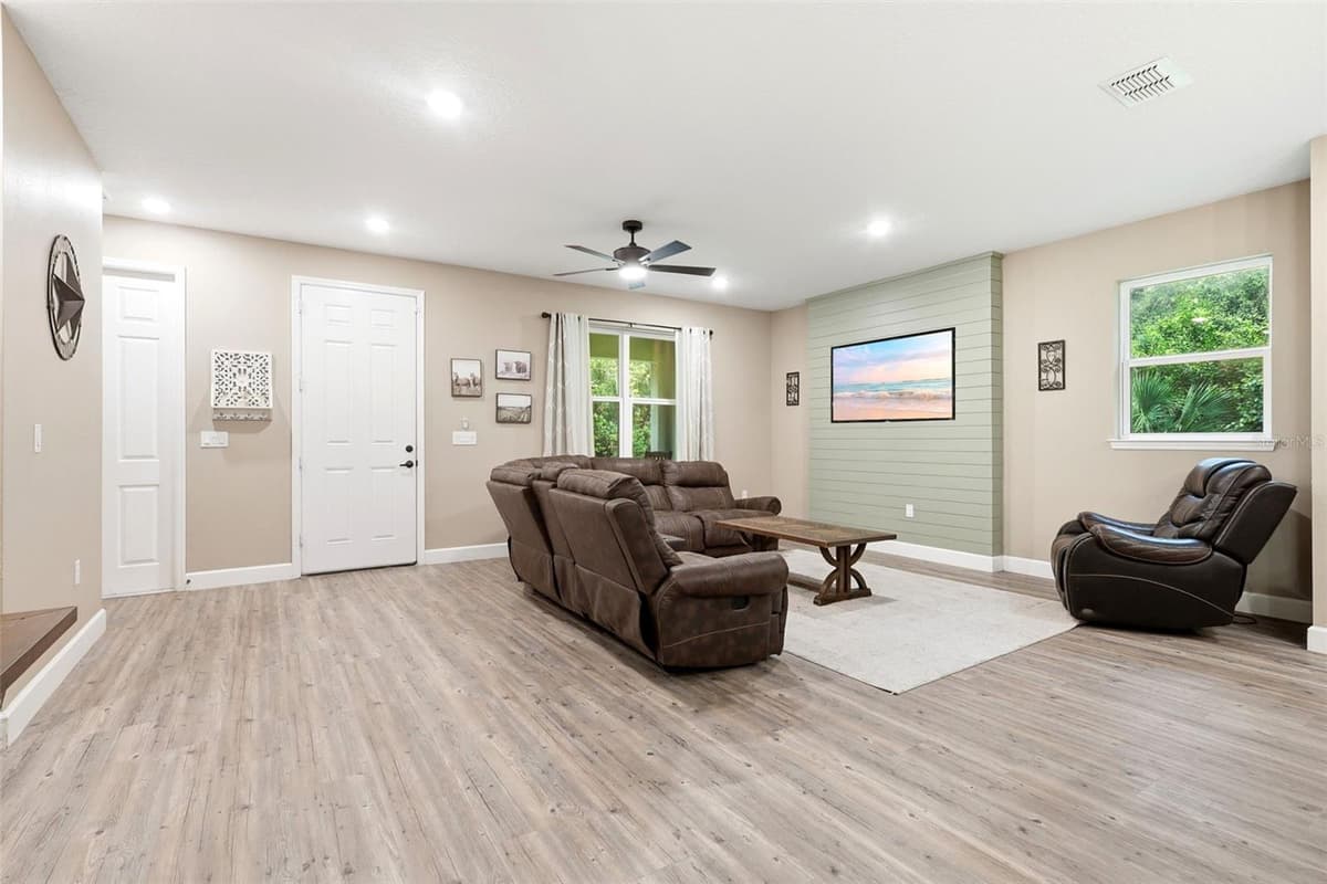 425 SPRING GARDEN AVENUE — photo 5 of 40
