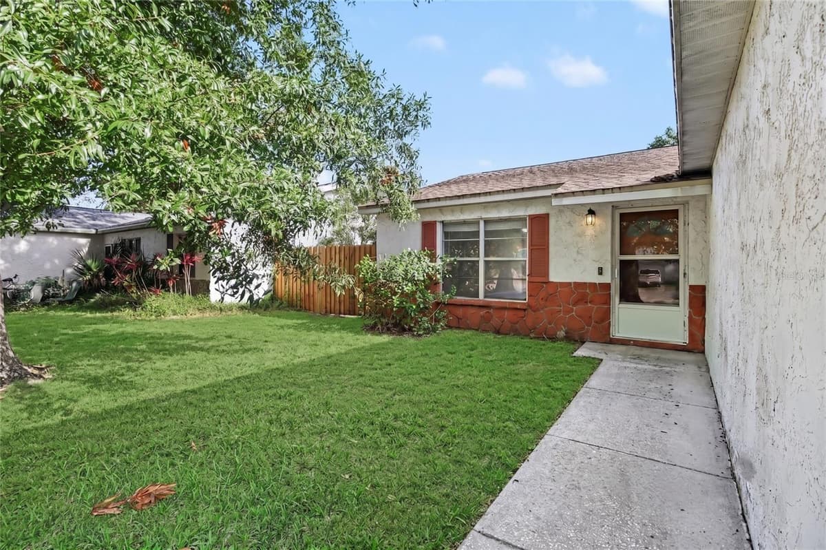 1916 HUDSON COURT — photo 2 of 26