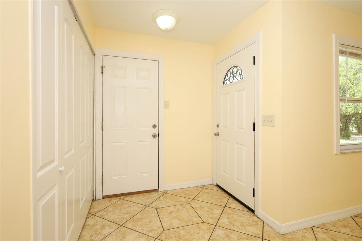 586 TULANE DRIVE — photo 8 of 31