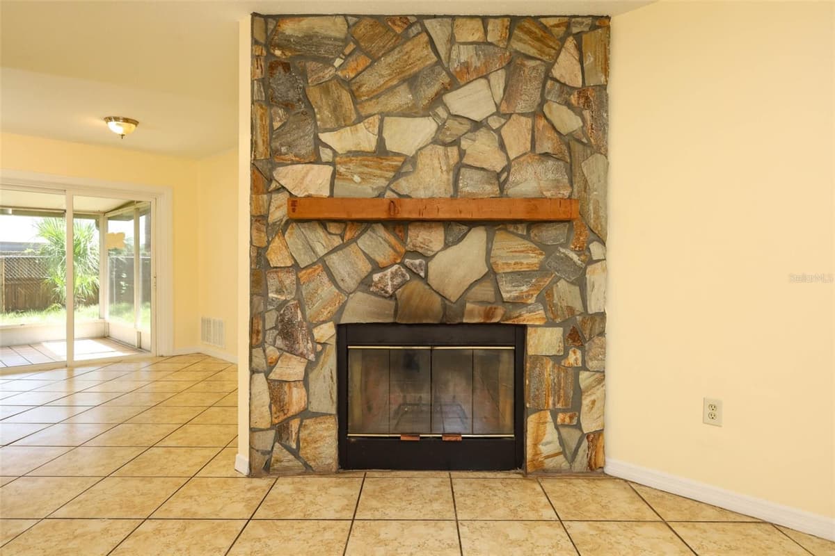 586 TULANE DRIVE — photo 7 of 31