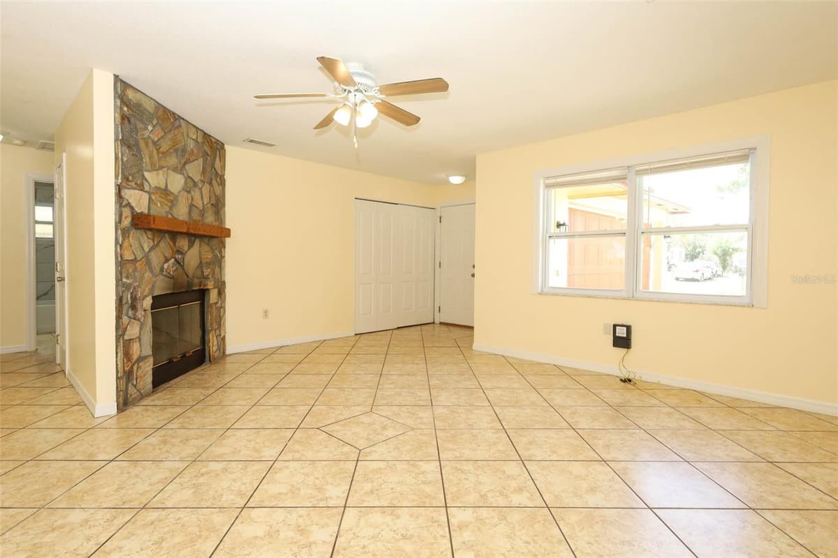 586 TULANE DRIVE — photo 3 of 31