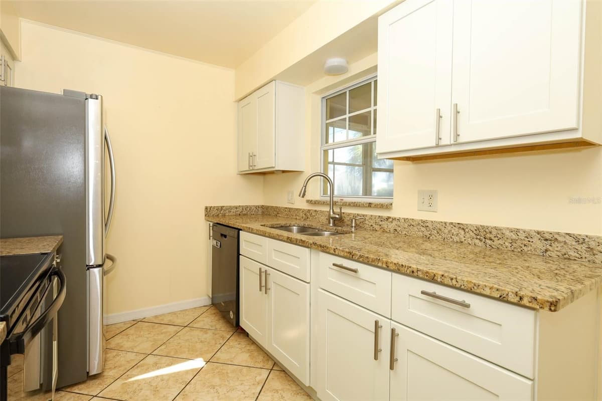 586 TULANE DRIVE — photo 11 of 31