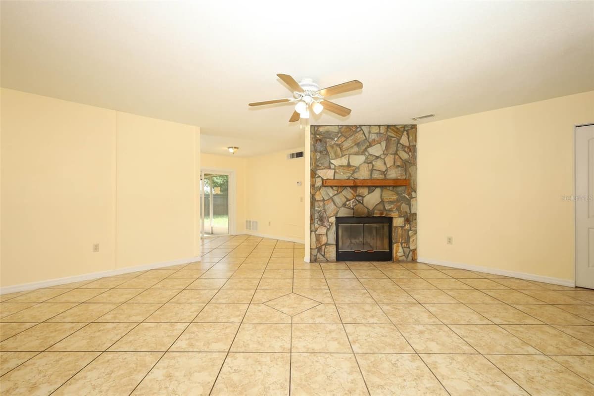586 TULANE DRIVE — photo 6 of 31