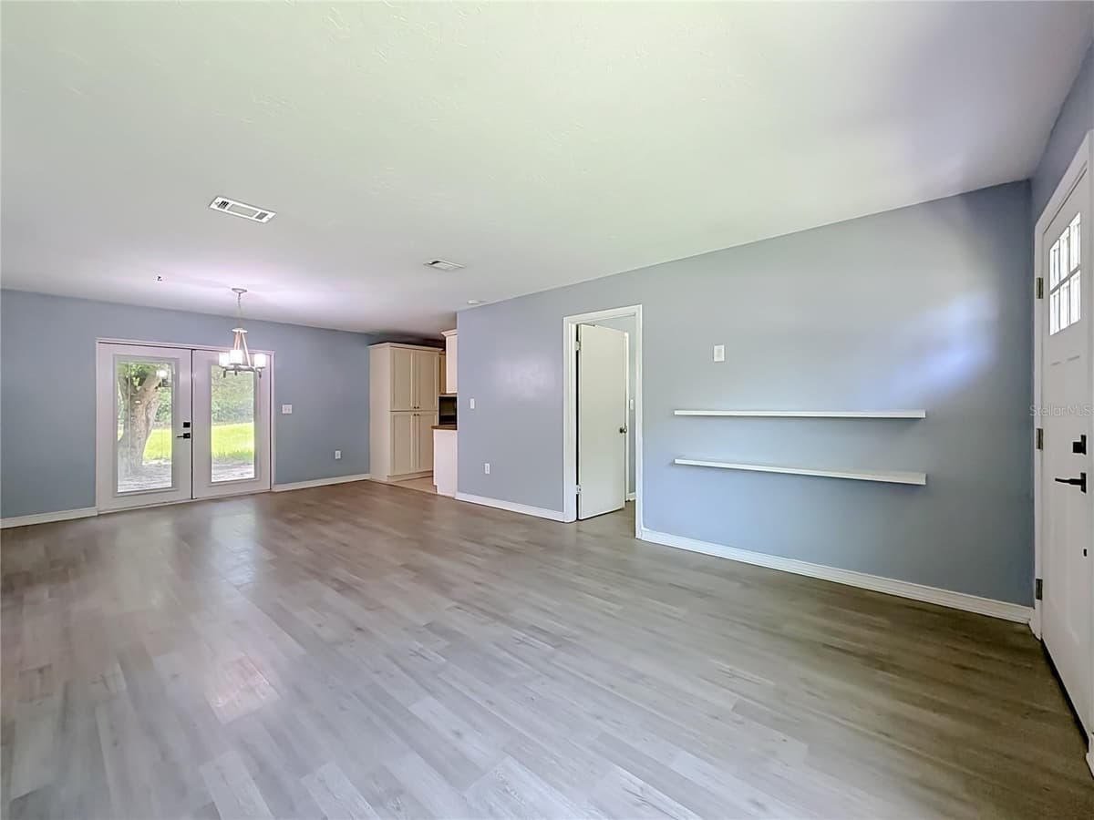 460 PINE AVENUE — photo 8 of 47